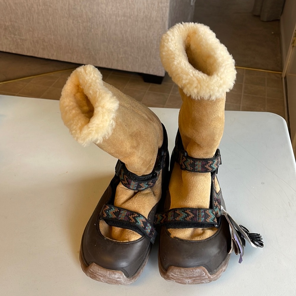 Teva the sport real sheepskin sandalboot  11 us woman size brand new